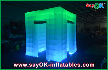 La cabine d'événement montre la cabine gonflable de photo de lumière de cube en porte de s'ouvrir 2 avec supérieur mené