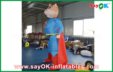 Vache gonflable bleue/rouge à Superman a adapté le modèle aux besoins du client gonflable de caractère animal