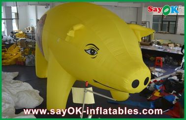 Personnages de dessin animé extérieurs gonflables jaunes de porc pour la publicité